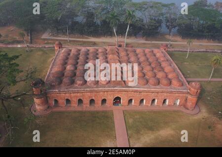 Bagerhat, Bangladesch - 21. Januar 2021: Die Sixty Dome Moschee ist eine Moschee in Bangladesch. Es ist Teil der Moschee Stadt Bagerhat, ein UNESCO-Welt Er Stockfoto