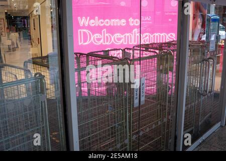 Ein geschlossener Eingang zum Debenhams Flagship-Store in der Oxford Street in London, der dauerhaft geschlossen ist, nachdem der Online-Modehändler Boohookaufte die Debenhams Marke und Website für £55 Millionen in einem Deal, der den gleichnamigen Kaufhausnamen überleben sehen wird, Aber die restlichen 118 Geschäfte des Unternehmens schließen für immer. Bilddatum: Mittwoch, 27. Januar 2021. Stockfoto