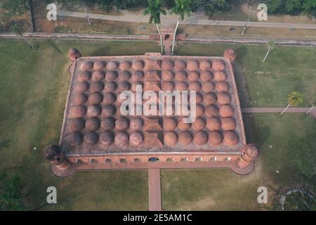 Bagerhat, Bangladesch - 21. Januar 2021: Die Sixty Dome Moschee ist eine Moschee in Bangladesch. Es ist Teil der Moschee Stadt Bagerhat, ein UNESCO-Welt Er Stockfoto