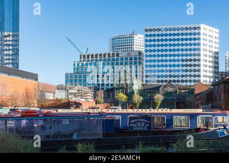 Narrowboats vertäuten auf dem Kanal bei Regency Wharf bei Gas Street Basin im Stadtzentrum von Birmingham Stockfoto