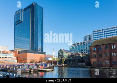 Narrowboats vertäuten auf dem Kanal bei Regency Wharf bei Gas Street Basin im Stadtzentrum von Birmingham Stockfoto