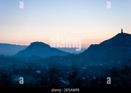 Die Hügelkuppen der Stadt Plovdiv bei Sonnenuntergang Stockfoto