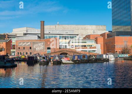 Narrowboats vertäuten auf dem Kanal bei Regency Wharf bei Gas Street Basin im Stadtzentrum von Birmingham Stockfoto