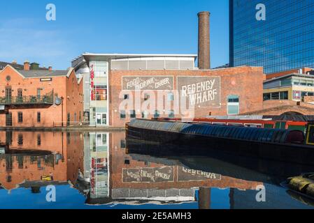 Narrowboats vertäuten auf dem Kanal bei Regency Wharf bei Gas Street Basin im Stadtzentrum von Birmingham Stockfoto