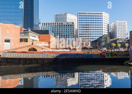 Narrowboats vertäuten auf dem Kanal bei Regency Wharf bei Gas Street Basin im Stadtzentrum von Birmingham Stockfoto