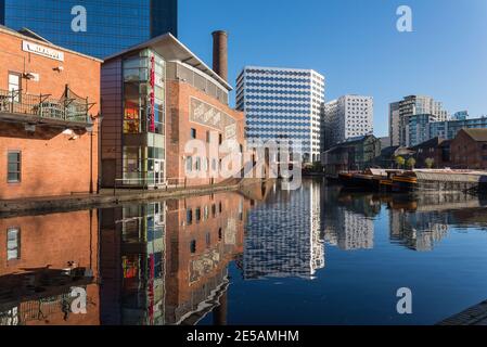 Narrowboats vertäuten auf dem Kanal bei Regency Wharf bei Gas Street Basin im Stadtzentrum von Birmingham Stockfoto