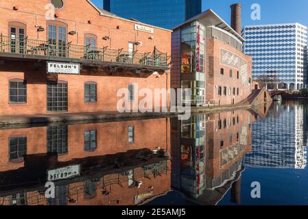 Narrowboats vertäuten auf dem Kanal bei Regency Wharf bei Gas Street Basin im Stadtzentrum von Birmingham Stockfoto