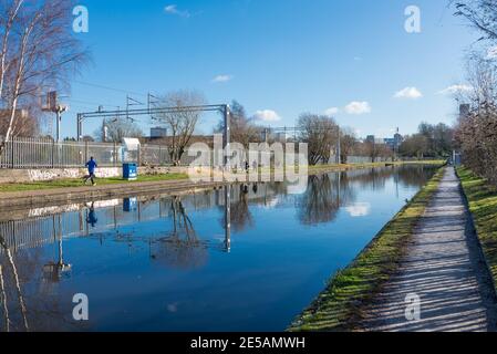 Läufer auf dem Schlepppfad der Birmingham Canal Old Line, der durch Ladywood in der Nähe des Stadtzentrums führt Stockfoto