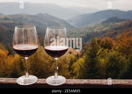 Zwei Gläser mit Rotwein stehen mit einem malerischen Berg Anzeigen Stockfoto