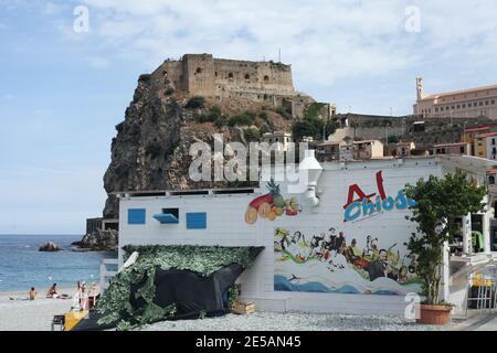 Der Strand der Küstenstadt Scilla Standort des Meeres Monster Scylla der griechischen Mythologie und Ruffo Burg thront über, Scilla, Reggio Calabria, Italien Stockfoto