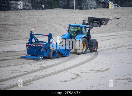 Traktor reinigt den Sand vom Strand Stockfoto