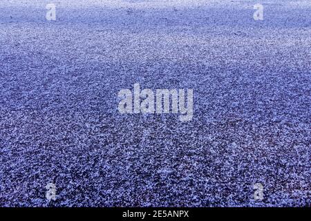 Gefrorene eiskalte tiefe Seeoberfläche mit Schnee Stockfoto