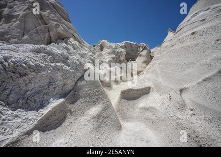 Mondlandschaft nahe Sarakiniko Strand auf Milos Insel, Griechenland. Stockfoto