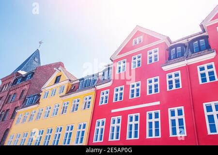 Helle bunte Fassaden der europäischen Stadt. Stockfoto