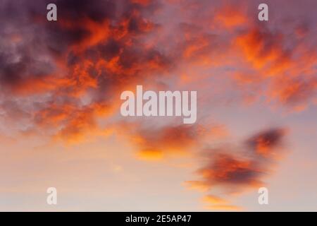 Himmel und Wolken in hellen Regenbogenfarben und der Himmel in der Dämmerung in glattem Rot - perfektes Bild als Hintergrund. Stockfoto