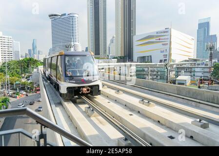 Bangkok, Thailand - 19. Dezember 2020: Die goldene Linie des elektrischen Zuges kommt zum Bahnhof Khlong san Stockfoto