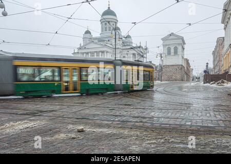 Finnland, Helsinki. 26. Januar 2021 Grüne Straßenbahn in Bewegung. Hochwertige Fotos Stockfoto