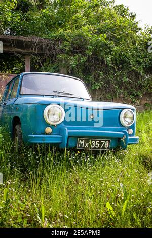 Alte Retro Renault 8 Auto geparkt in einer Wiese in Bulgarien Stockfoto