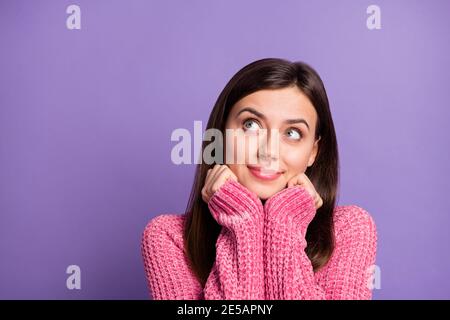 Foto-Porträt von niedlichen verträumt Brünette Mädchen trägt rosa Pullover suchen Copyspace isoliert auf lebendige violette Farbe Hintergrund. Stockfoto