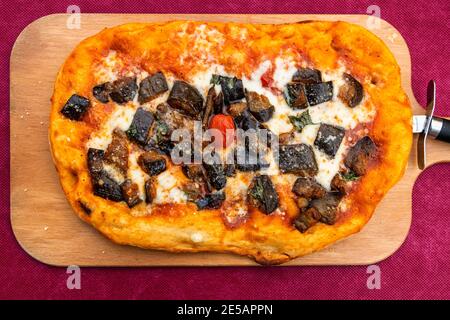 Typische Pinsa romana, eine beliebte Art von Pizza aus Mahlgetreide Stockfoto