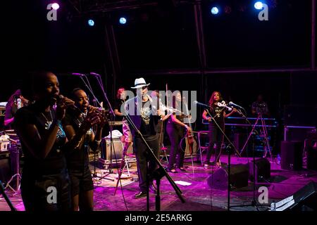 Jazzie B auf der Bühne seine Band Soul II Soul During Live-Performance in Cardiff Stockfoto