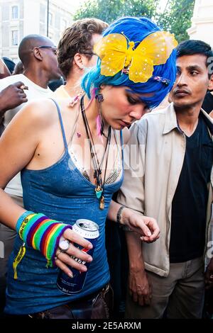 Hübsches Mädchen mit blauer Perücke und gelbem Schmetterling im Haar, tanzt bei Gaz's Rockin' Blues Soundsystem am Notting Hill Carnival Stockfoto