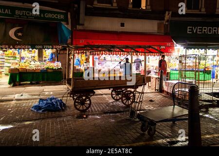 Traditionelle Markt Händler auf Rädern Marktwagen in der Nacht in Brixton Markt zur Schließzeit, London Stockfoto