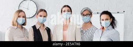 Multikulturelle Geschäftsfrauen in medizinischen Masken, Banner Stockfoto