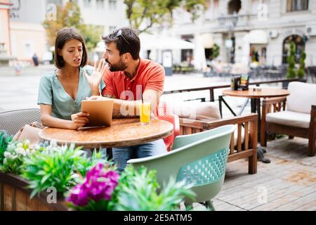 Junges Paar, das im Café streitet. Menschen, Betrug, Konflikt, Beziehungsprobleme Konzept. Stockfoto