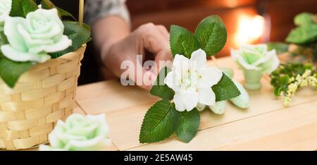 Handgemachte Seife in Form von Lilie und Rosenblüte. Stockfoto