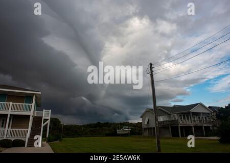 Am Vorderrand eines Sturms in Atlantic Beach, North Carolina, erscheint eine Schelfwolke. Shelf Clouds sind eine Art Arcus Cloud. Stockfoto