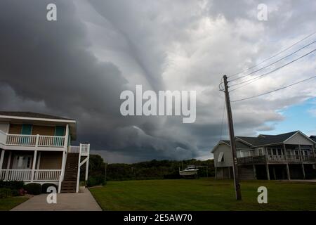 Am Vorderrand eines Sturms in Atlantic Beach, North Carolina, erscheint eine Schelfwolke. Shelf Clouds sind eine Art Arcus Cloud. Stockfoto