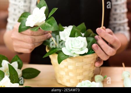 Handgemachte Seife in Form von Lilie und Rosenblüte. Stockfoto