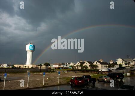 Ein Regenbogen leuchtet in der Sonne, nachdem ein Sturm durch Atlantic Beach, North Carolina, gegangen ist. Ein schwacher doppelter Regenbogen ist zu sehen. Stockfoto