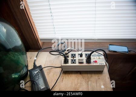 Ein Überspannungsschutz mit vielen eingesteckten Kabeln. Stockfoto