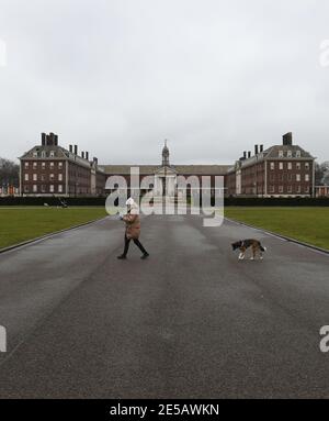 Ein Hundespaziergänger auf dem Gelände des Royal Hospital, Chelsea, in London. Die Chelsea Flower Show wurde aufgrund der Pandemie zum ersten Mal in ihrer Geschichte auf September verschoben. Bilddatum: Mittwoch, 27. Januar 2021. Stockfoto