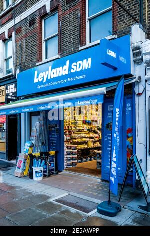 Leyland SDM DIY- und Dekorationsgeschäft im Zentrum von London. Leyland Spezialist Dekorateure Händler Shop in London. Stockfoto