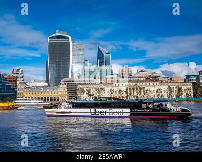 UBER Boat mit dem Thames Clipper. Blick auf die City of London River. DER UBER River Bus fährt am Walkie Talkie Gebäude und dem City of London Financial District vorbei Stockfoto