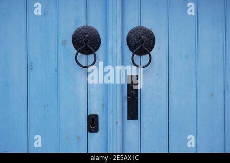 Nahaufnahme der alten Vintage Holztür in blauer Farbe Stockfoto