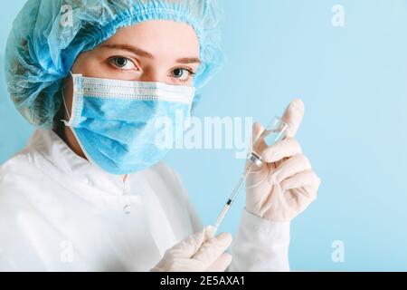 Krankenschwester gibt covid 19 Impfstoff in die Spritze, um Injektion zu geben. Coronavirus-Impfung. Doctor Frau machen Covid Impfung in medizinischen Schutzmaske Stockfoto