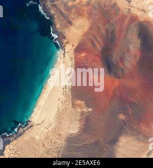 Luftaufnahme des Playa de las Conchas und Berg Bermeja, Insel La Graciosa in Lanzarote, Kanarische Insel. Spanien. Blick aufs Meer und Sandstrand Stockfoto