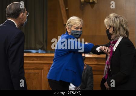 Washington, Usa. Januar 2021. Ehemalige Gouverneurin von Michigan Jennifer Granholm (C) große US-Senatorin Cindy Hyde-Smith (R), R-MS, Und der US-Senator John Barrasso (L), R-WY, bezeugt vor dem Energie- und Rohstoffausschuss des Senats während einer Anhörung, um ihre Ernennung zum Energieminister am 27. Januar 2021 auf dem Capitol Hill in Washington, DC, zu prüfen. Foto von Jim Watson/UPI Credit: UPI/Alamy Live News Stockfoto