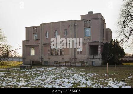 Benies Villa (Beniesova vila) in Lysá nad Labem in Mittelböhmen, Tschechische Republik. Von 1912 bis 1913 wurde das kubistische Haus des tschechischen Architekten Emil Králíček für die Familie des Zuckerfabrikanten Michael Benies gebaut. Stockfoto