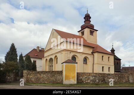 Kirche des heiligen Prokopius (Kostel svatého Prokopa) in Záboří nad Labem in Mittelböhmen, Tschechische Republik. An der Südfassade der Kirche befindet sich das romanische Portal aus dem letzten Viertel des 12. Jahrhunderts. Stockfoto