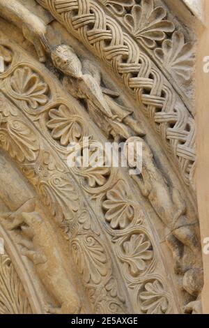 Löwenjagd im romanischen Portal aus dem letzten Viertel des 12. Jahrhunderts an der Südfassade der Kirche des Heiligen Prokopius (Kostel svatého Prokopa) in Záboří nad Labem in Mittelböhmen, Tschechische Republik. Stockfoto