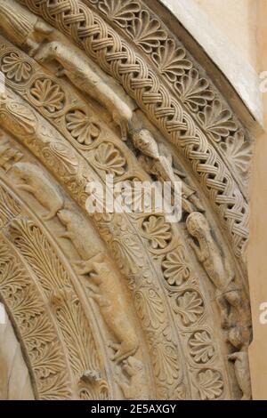 Löwenjagd im romanischen Portal aus dem letzten Viertel des 12. Jahrhunderts an der Südfassade der Kirche des Heiligen Prokopius (Kostel svatého Prokopa) in Záboří nad Labem in Mittelböhmen, Tschechische Republik. Stockfoto