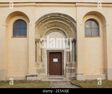 Romanisches Portal aus dem letzten Viertel des 12. Jahrhunderts an der Südfassade der Kirche des Heiligen Prokopius (Kostel svatého Prokopa) in Záboří nad Labem in Mittelböhmen, Tschechische Republik. Stockfoto