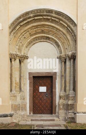 Romanisches Portal aus dem letzten Viertel des 12. Jahrhunderts an der Südfassade der Kirche des Heiligen Prokopius (Kostel svatého Prokopa) in Záboří nad Labem in Mittelböhmen, Tschechische Republik. Stockfoto