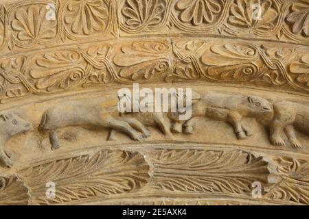 Hunde und Wölfe, die auf dem romanischen Portal aus dem letzten Viertel des 12. Jahrhunderts an der Südfassade der Kirche des Heiligen Prokopius (Kostel svatého Prokopa) in Záboří nad Labem in Mittelböhmen, Tschechische Republik, abgebildet sind. Stockfoto