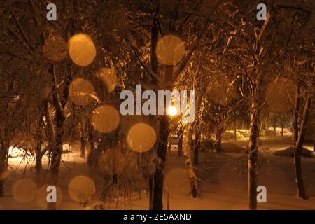 Winter in einer Stadt in der Nacht Stockfoto